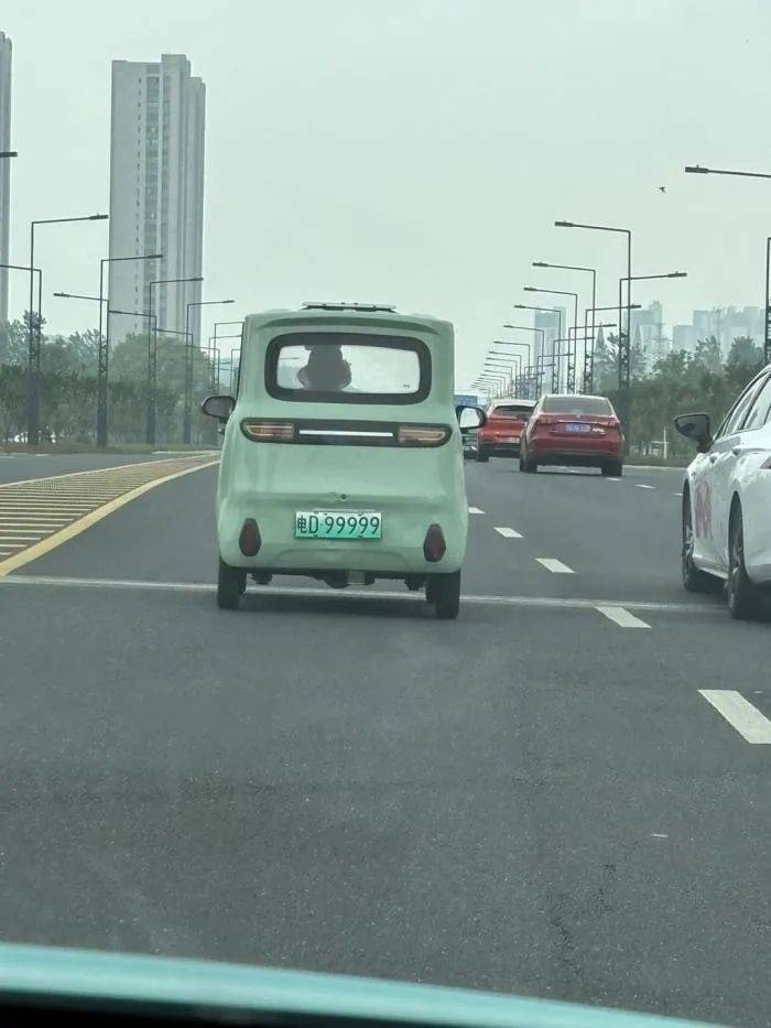 车还在机动车道◇‍翡翠湾到花溪公馆道路存在安全隐患！j9国际站登录溧阳永安兰苑通知选房了◇‍禁止上路的(图2)